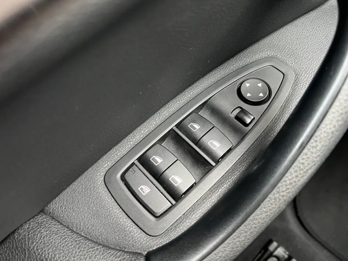 sDrive20i High Executive Automaat | Camera | Lederen bekleding | Parkeersensoren | Cruise controle | 18'' velgen | Elektrische achterklep | LED koplampen | Stoelverwarming | Climate controle