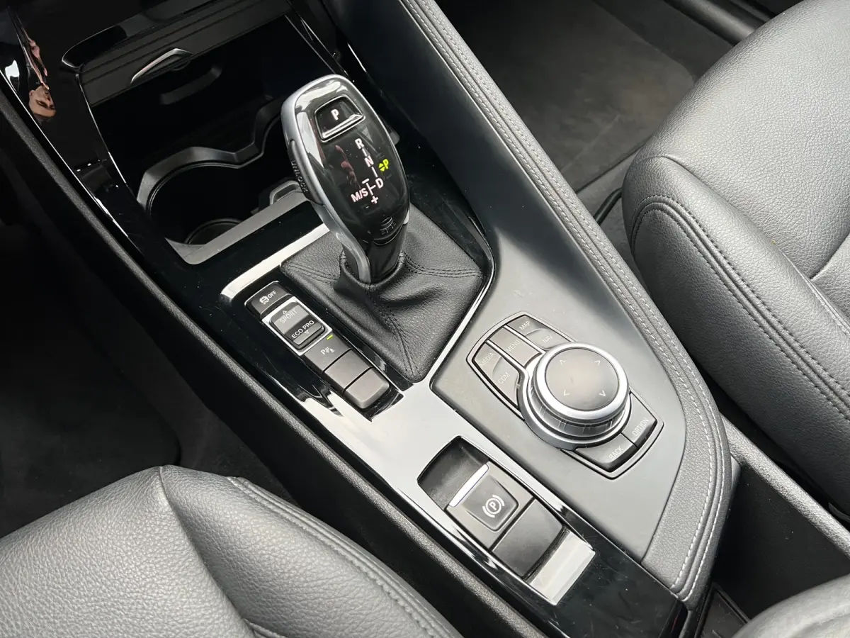 sDrive20i High Executive Automaat | Camera | Lederen bekleding | Parkeersensoren | Cruise controle | 18'' velgen | Elektrische achterklep | LED koplampen | Stoelverwarming | Climate controle