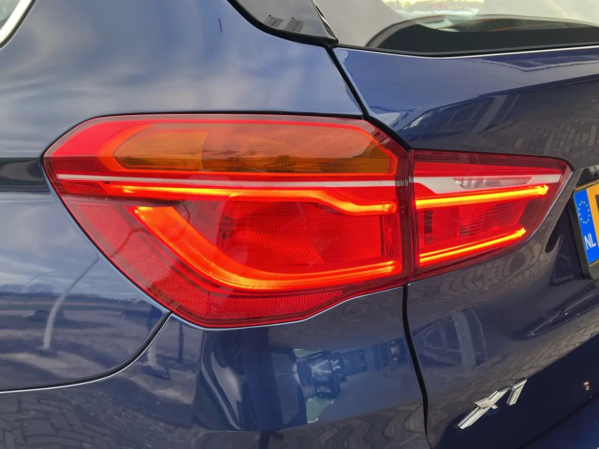 sDrive20i High Executive Automaat | Camera | Lederen bekleding | Parkeersensoren | Cruise controle | 18'' velgen | Elektrische achterklep | LED koplampen | Stoelverwarming | Climate controle