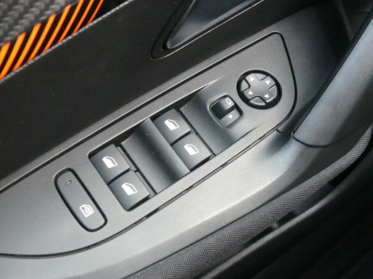 1.2 PureTech Active | APPLE CARPLAY / ANDROID AUTO | PARKEERSENSOREN |