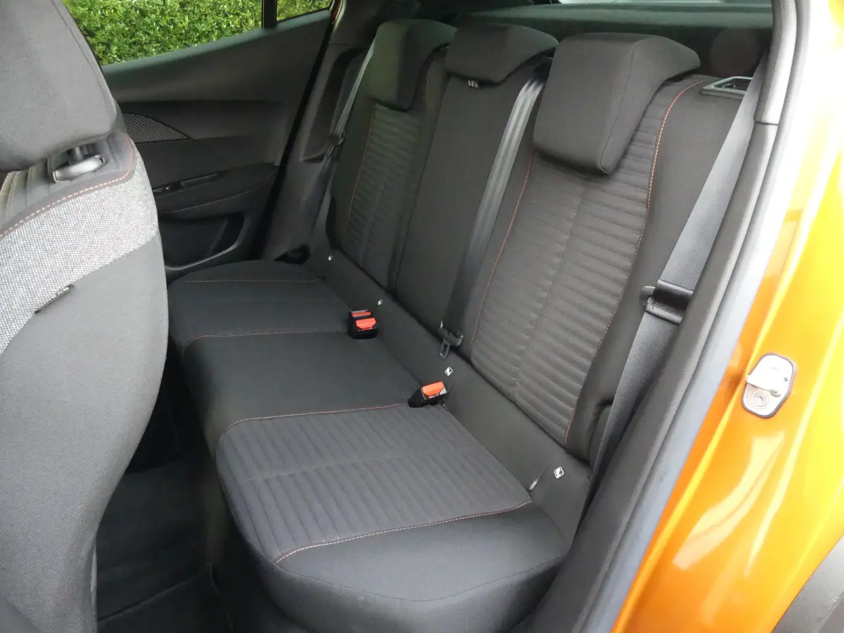 1.2 PureTech Active | APPLE CARPLAY / ANDROID AUTO | PARKEERSENSOREN |