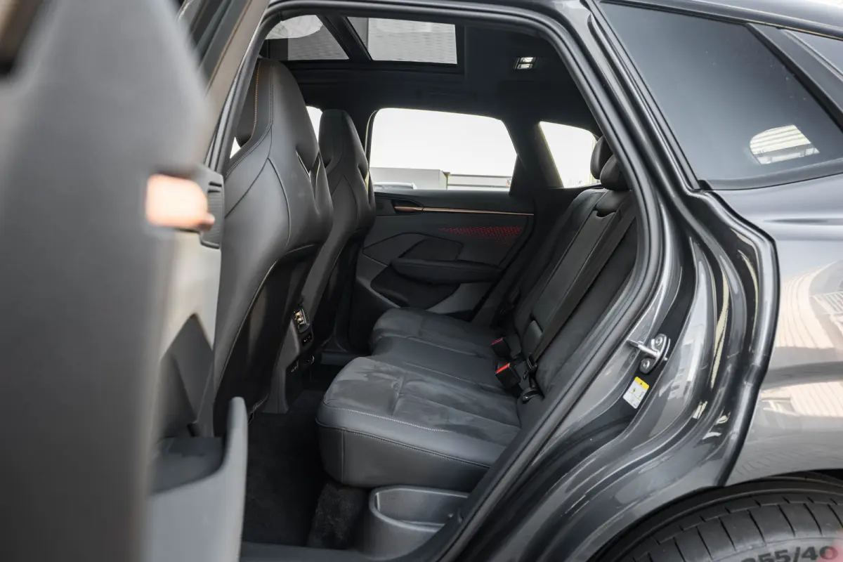 1.5 TSI e-Hybrid 272pk VZ Performance | Sennheiser sound sytem | Alcantara bekleding | Head-up display | Panoramadak | Elektrisch verstelb. voorstoelen | Navigatie | 20" LMV