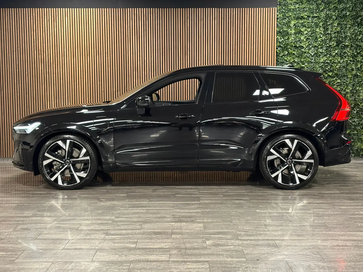 T6 AWD Recharge Ultra Black Edition | Luchtvering | 360° Camera | Head-Up Display | Harman Kardon | Schuifdak | Adaptieve Cruise Control | Stoelverwarming voor+achter | Stuurwielverwarming 