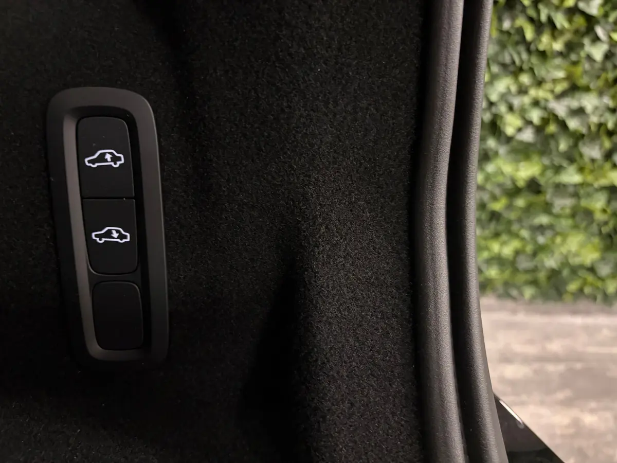 T6 AWD Recharge Ultra Black Edition | Luchtvering | 360° Camera | Head-Up Display | Harman Kardon | Schuifdak | Adaptieve Cruise Control | Stoelverwarming voor+achter | Stuurwielverwarming 