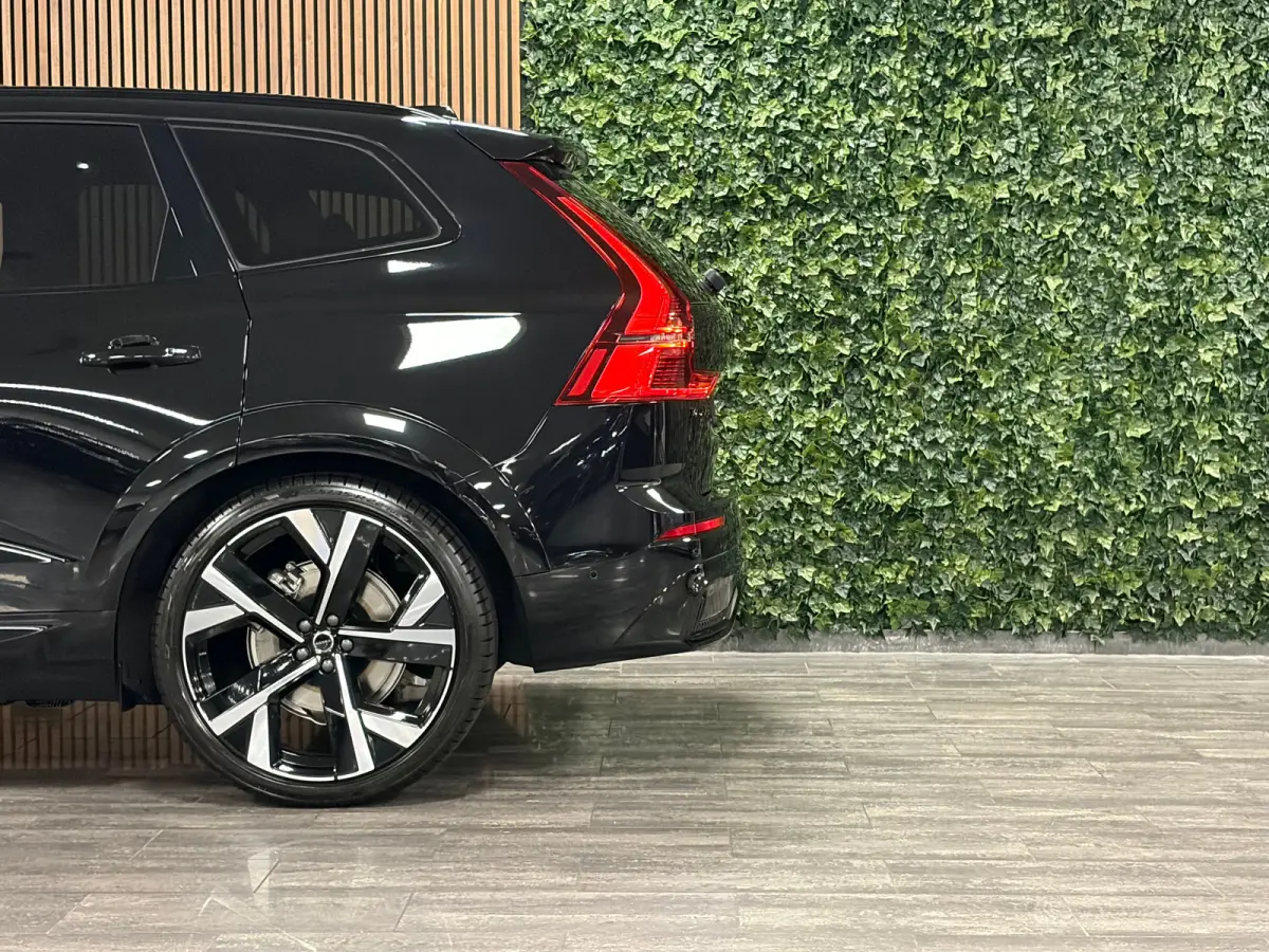 T6 AWD Recharge Ultra Black Edition | Luchtvering | 360° Camera | Head-Up Display | Harman Kardon | Schuifdak | Adaptieve Cruise Control | Stoelverwarming voor+achter | Stuurwielverwarming 