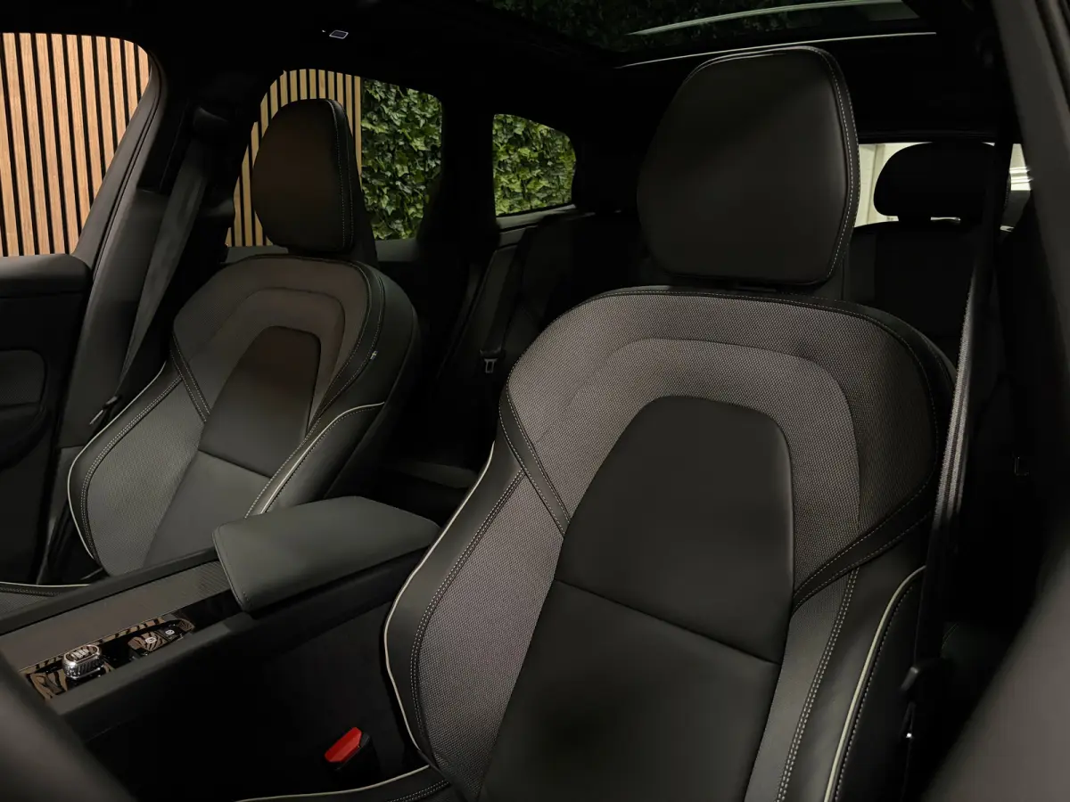 T6 AWD Recharge Ultra Black Edition | Luchtvering | 360° Camera | Head-Up Display | Harman Kardon | Schuifdak | Adaptieve Cruise Control | Stoelverwarming voor+achter | Stuurwielverwarming 