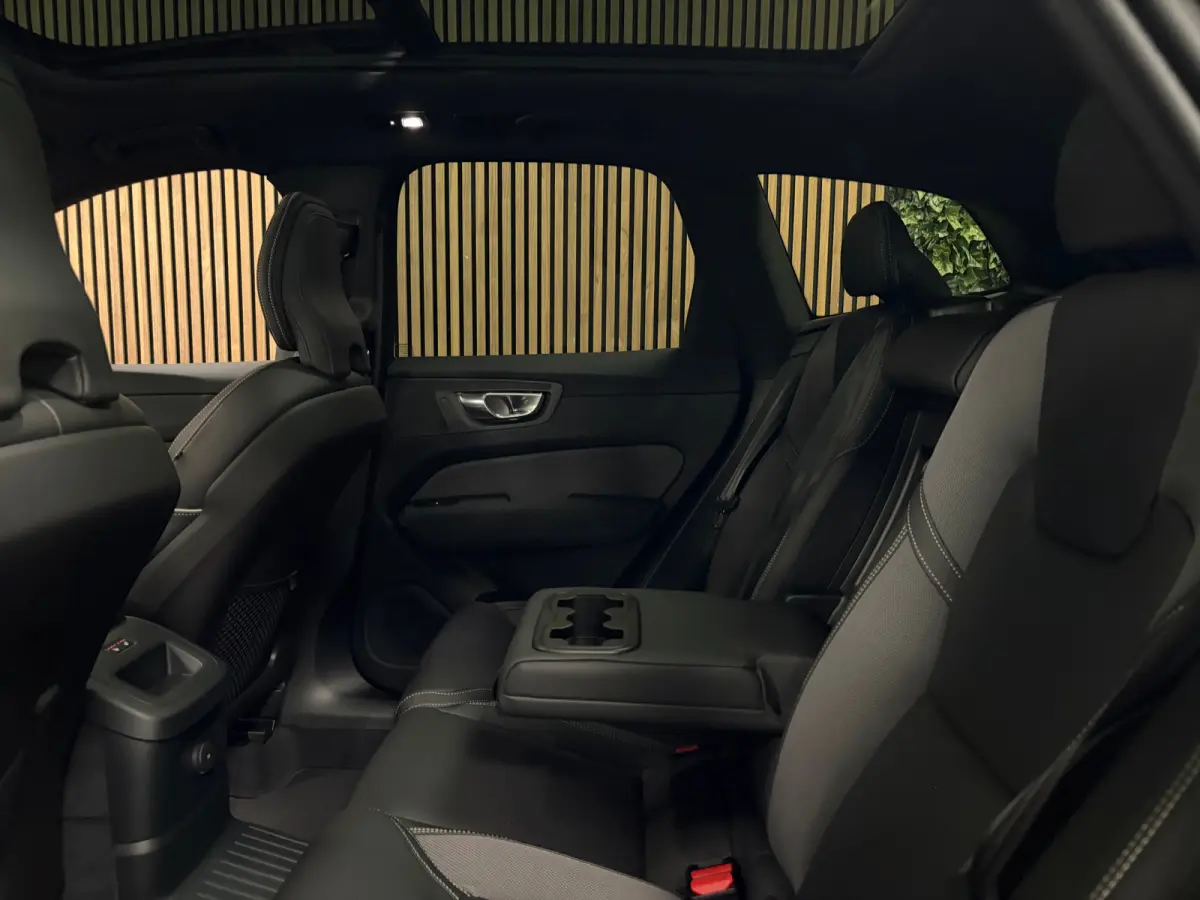 T6 AWD Recharge Ultra Black Edition | Luchtvering | 360° Camera | Head-Up Display | Harman Kardon | Schuifdak | Adaptieve Cruise Control | Stoelverwarming voor+achter | Stuurwielverwarming 
