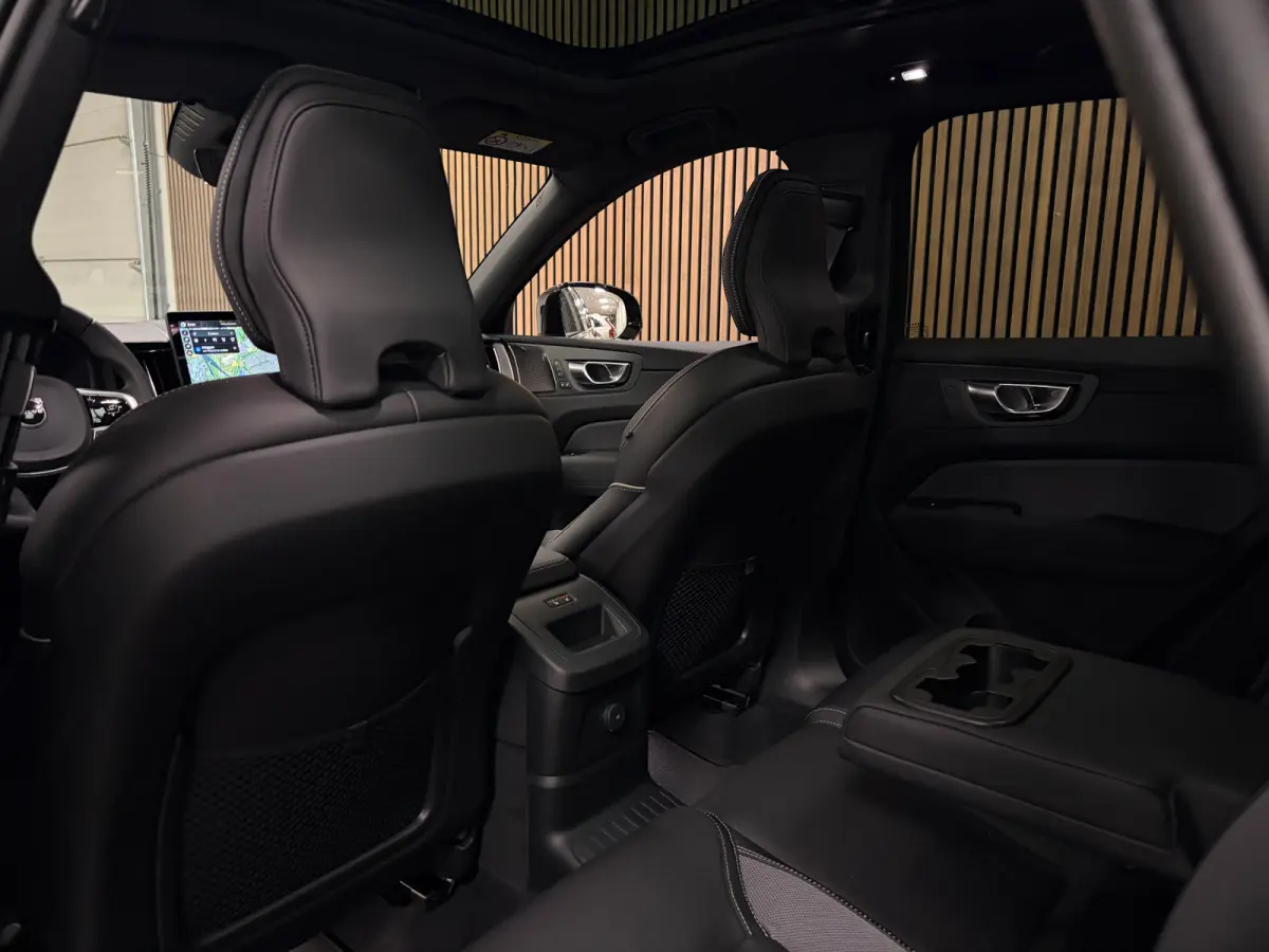 T6 AWD Recharge Ultra Black Edition | Luchtvering | 360° Camera | Head-Up Display | Harman Kardon | Schuifdak | Adaptieve Cruise Control | Stoelverwarming voor+achter | Stuurwielverwarming 