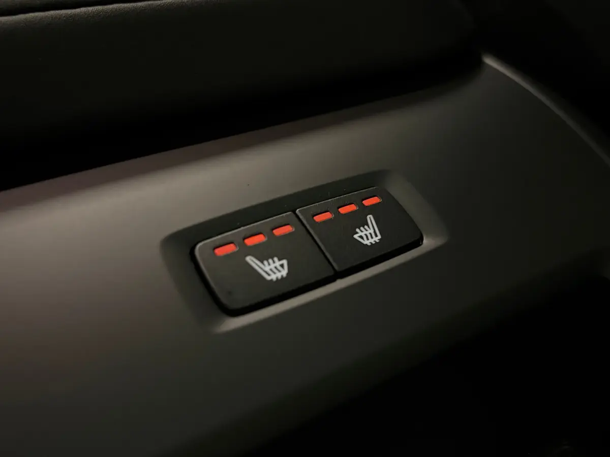 T6 AWD Recharge Ultra Black Edition | Luchtvering | 360° Camera | Head-Up Display | Harman Kardon | Schuifdak | Adaptieve Cruise Control | Stoelverwarming voor+achter | Stuurwielverwarming 