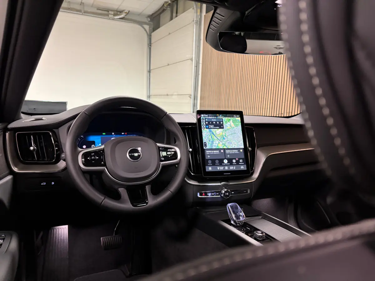 T6 AWD Recharge Ultra Black Edition | Luchtvering | 360° Camera | Head-Up Display | Harman Kardon | Schuifdak | Adaptieve Cruise Control | Stoelverwarming voor+achter | Stuurwielverwarming 