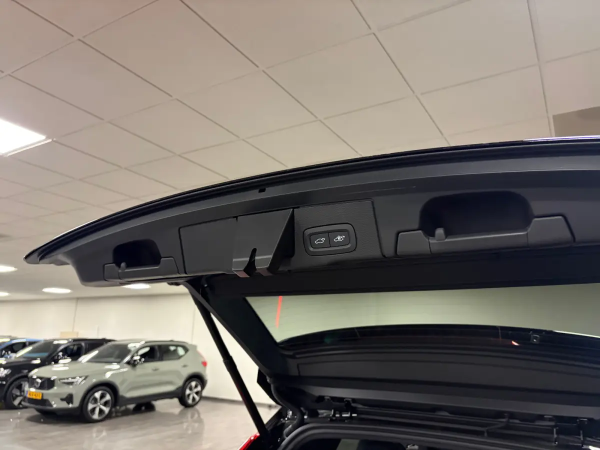 T6 AWD Recharge Ultra Black Edition | Luchtvering | 360° Camera | Head-Up Display | Harman Kardon | Schuifdak | Adaptieve Cruise Control | Stoelverwarming voor+achter | Stuurwielverwarming 
