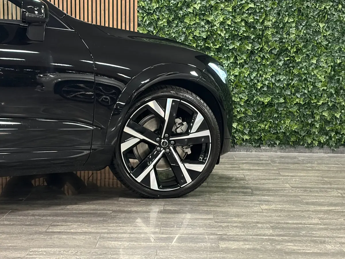 T6 AWD Recharge Ultra Black Edition | Luchtvering | 360° Camera | Head-Up Display | Harman Kardon | Schuifdak | Adaptieve Cruise Control | Stoelverwarming voor+achter | Stuurwielverwarming 