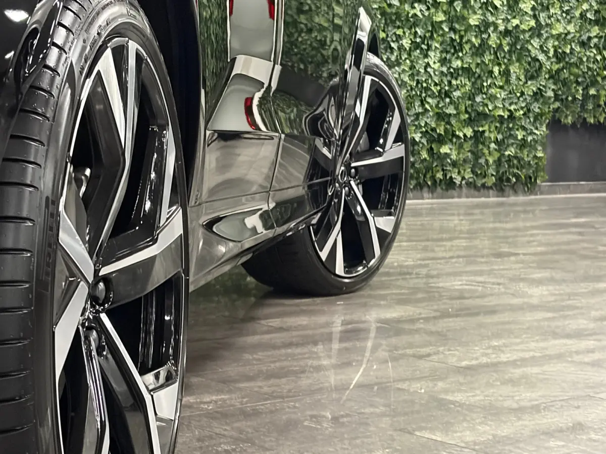 T6 AWD Recharge Ultra Black Edition | Luchtvering | 360° Camera | Head-Up Display | Harman Kardon | Schuifdak | Adaptieve Cruise Control | Stoelverwarming voor+achter | Stuurwielverwarming 