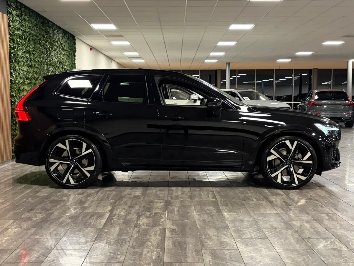 T6 AWD Recharge Ultra Black Edition | Luchtvering | 360° Camera | Head-Up Display | Harman Kardon | Schuifdak | Adaptieve Cruise Control | Stoelverwarming voor+achter | Stuurwielverwarming 