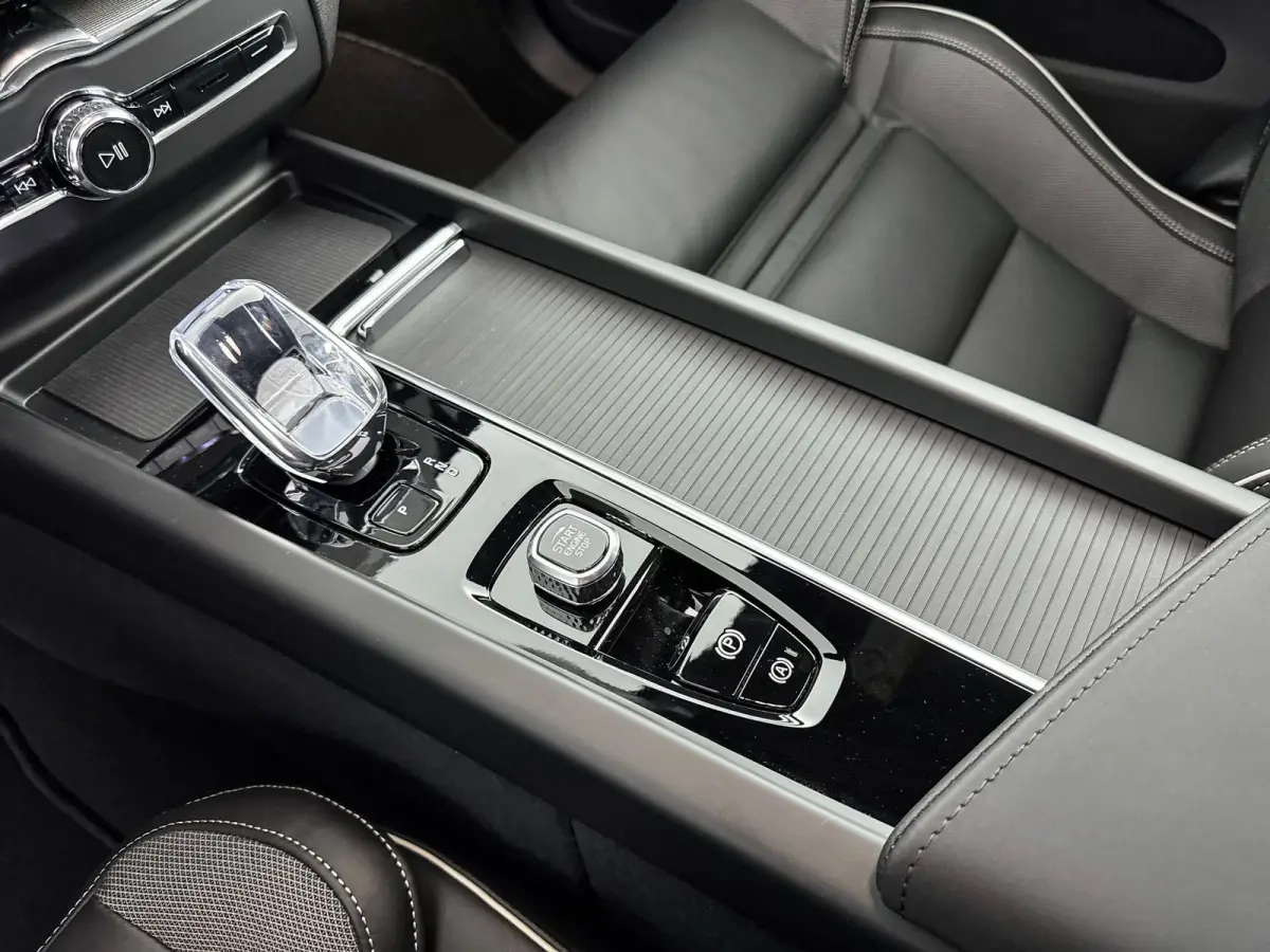 T6 Recharge Plus Black Edition | 21" | Panoramadak | Head Up | 360 Camera | Trekhaak | Harman Kardon | Full LED | Elektr. verst. Sportstoelen | Adaptieve Cruise | BLIS | Stoel/Stuur/Achterba