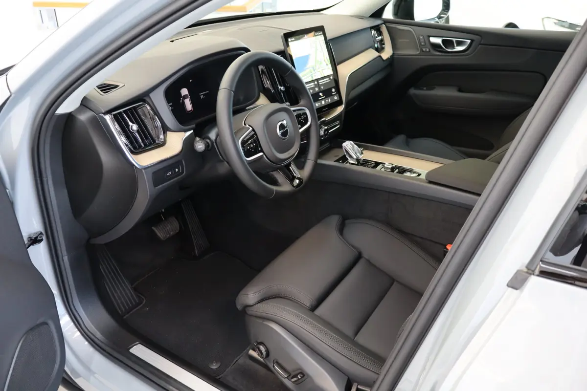 T6 350PK Plus Dark | 360° | Getint Glas | 20'' | HK Audio | Pilot Assist