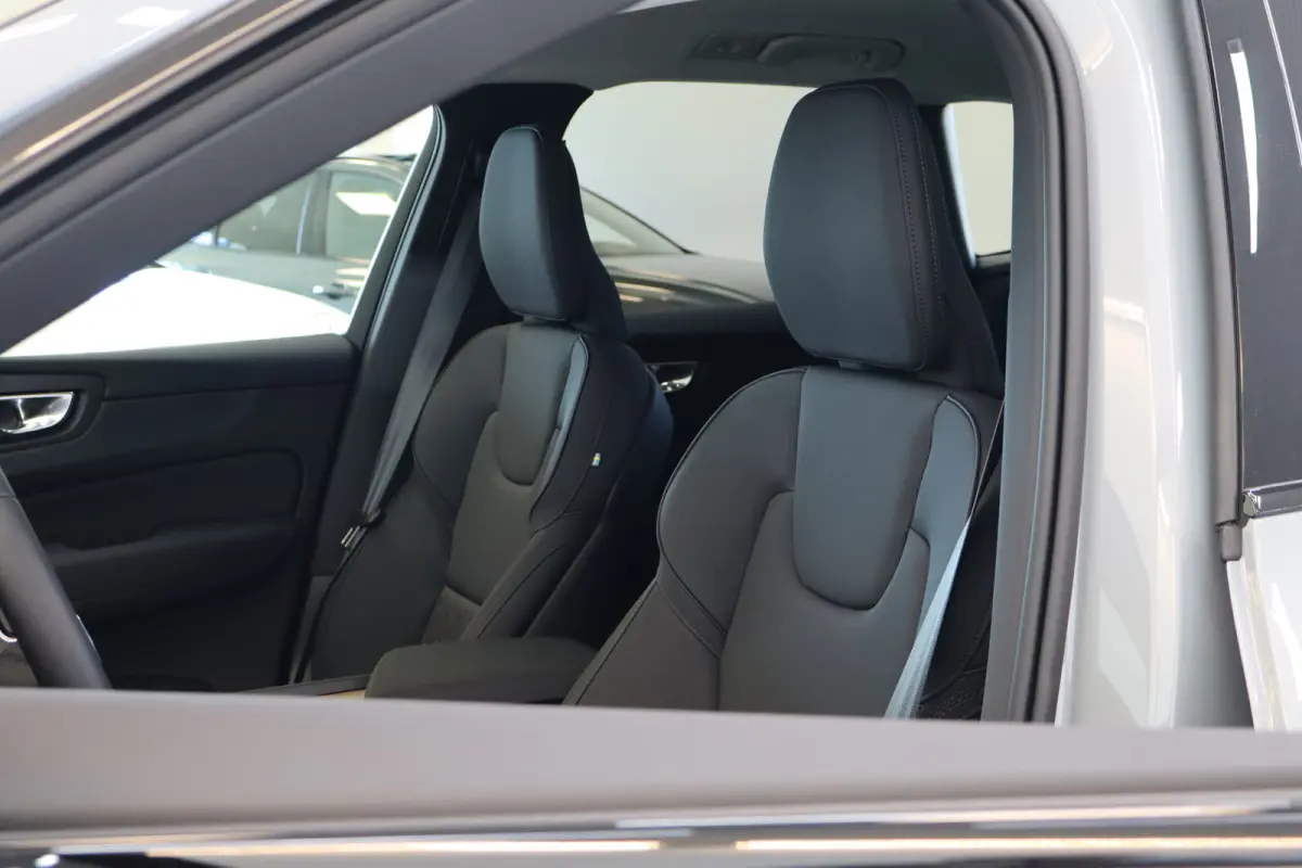 T6 350PK Plus Dark | 360° | Getint Glas | 20'' | HK Audio | Pilot Assist