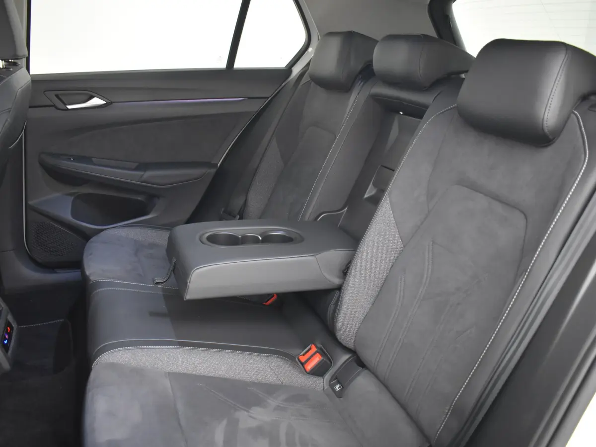 1.5 eHybrid Style Edition 204PK DSG/AUTO | Verlichte Gril l Elektr. Stoelen met geheugen l Camera | Apple carplay Android auto | Cruise control adaptief | Navigatie | Parkeersensoren voor/ac