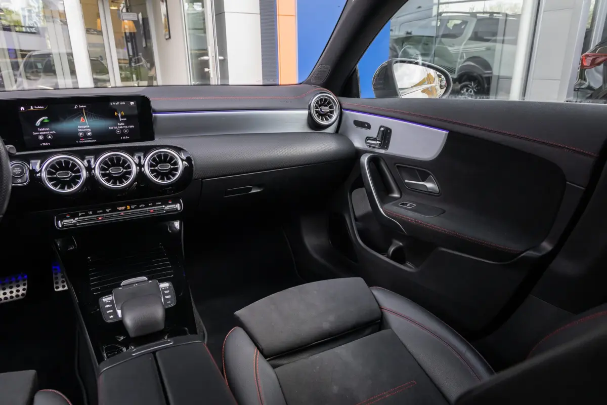 180 Business Solution AMG | Panoramadak | Stoelverwarming | Apple Carplay/Android Auto | Elektrische Achterklep | Camera