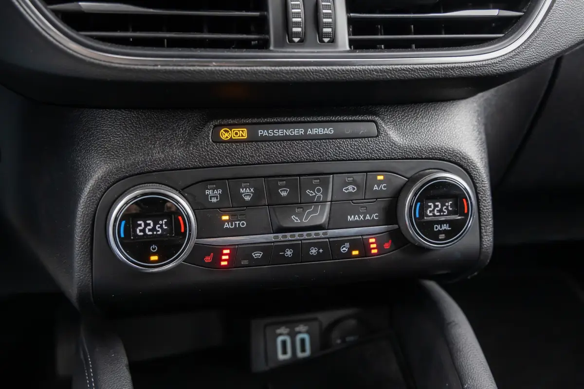 1.0 EcoBoost Titanium Automaat | 100% dealer o.h. | Adaptieve cruise | Trekhaak | Winter-pack | Elec. achterklep | Autom. inparkeren | Privacy-glass | Camera | All seazon banden | LED verlic