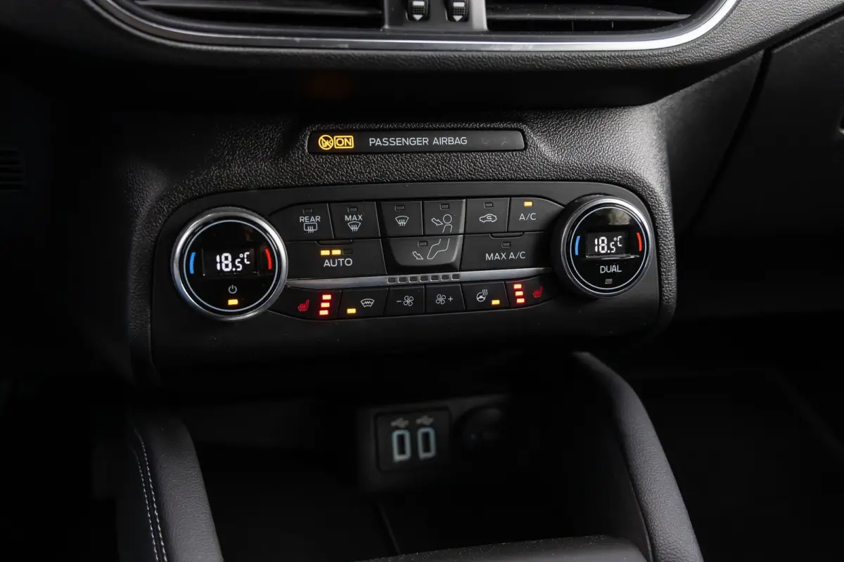 1.0 EcoBoost Titanium Automaat | Adaptieve cruise | Winter-pack | Afn. Trekhaak | Camera | Elec. achterklep | Dodehoek detectie | LED verlichting | Keyless entry | Privacy-glass