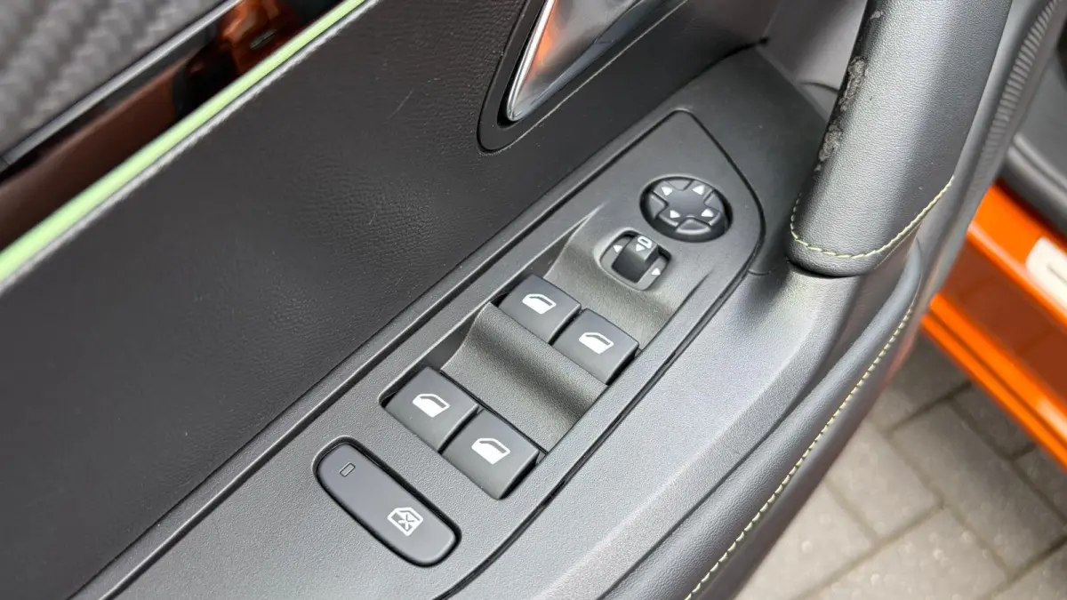 1.2 PURETECH 130PK GT PACK AUTOMAAT / NAVI / LEDER / CLIMA / PDC / 17" LMV / CAMERA / AFN. TREKHAAK / ADAPT. CRUISE / KEYLESS / FULL-LED  !!
