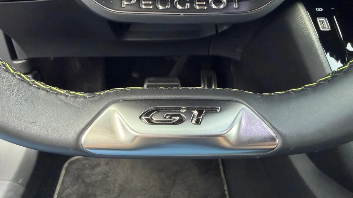 1.2 PURETECH 130PK GT PACK AUTOMAAT / NAVI / LEDER / CLIMA / PDC / 17" LMV / CAMERA / AFN. TREKHAAK / ADAPT. CRUISE / KEYLESS / FULL-LED  !!