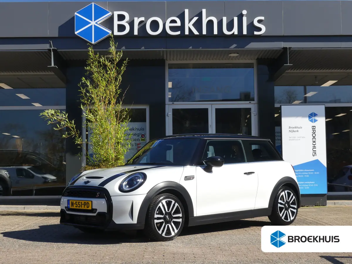 Mini 2.0 S Classic JCW | STOEL+VOORRUITVERWARMING | CAMERA | NAVI | GETINT GLAS | PARKEERSENSOREN | KEYLESS ENTRY/START |