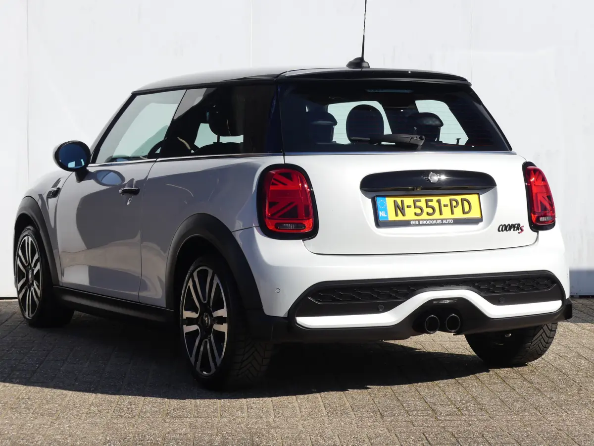 Mini 2.0 S Classic JCW | STOEL+VOORRUITVERWARMING | CAMERA | NAVI | GETINT GLAS | PARKEERSENSOREN | KEYLESS ENTRY/START |