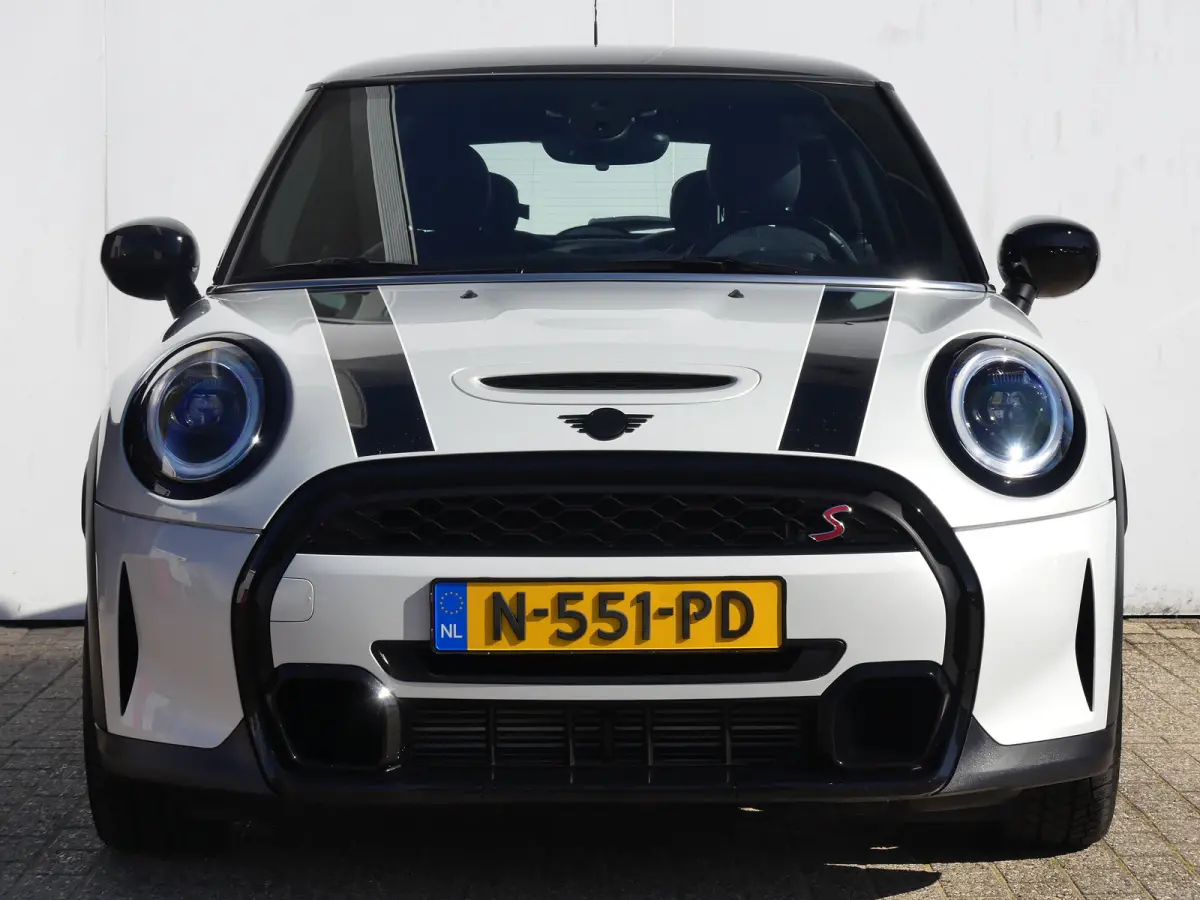 Mini 2.0 S Classic JCW | STOEL+VOORRUITVERWARMING | CAMERA | NAVI | GETINT GLAS | PARKEERSENSOREN | KEYLESS ENTRY/START |
