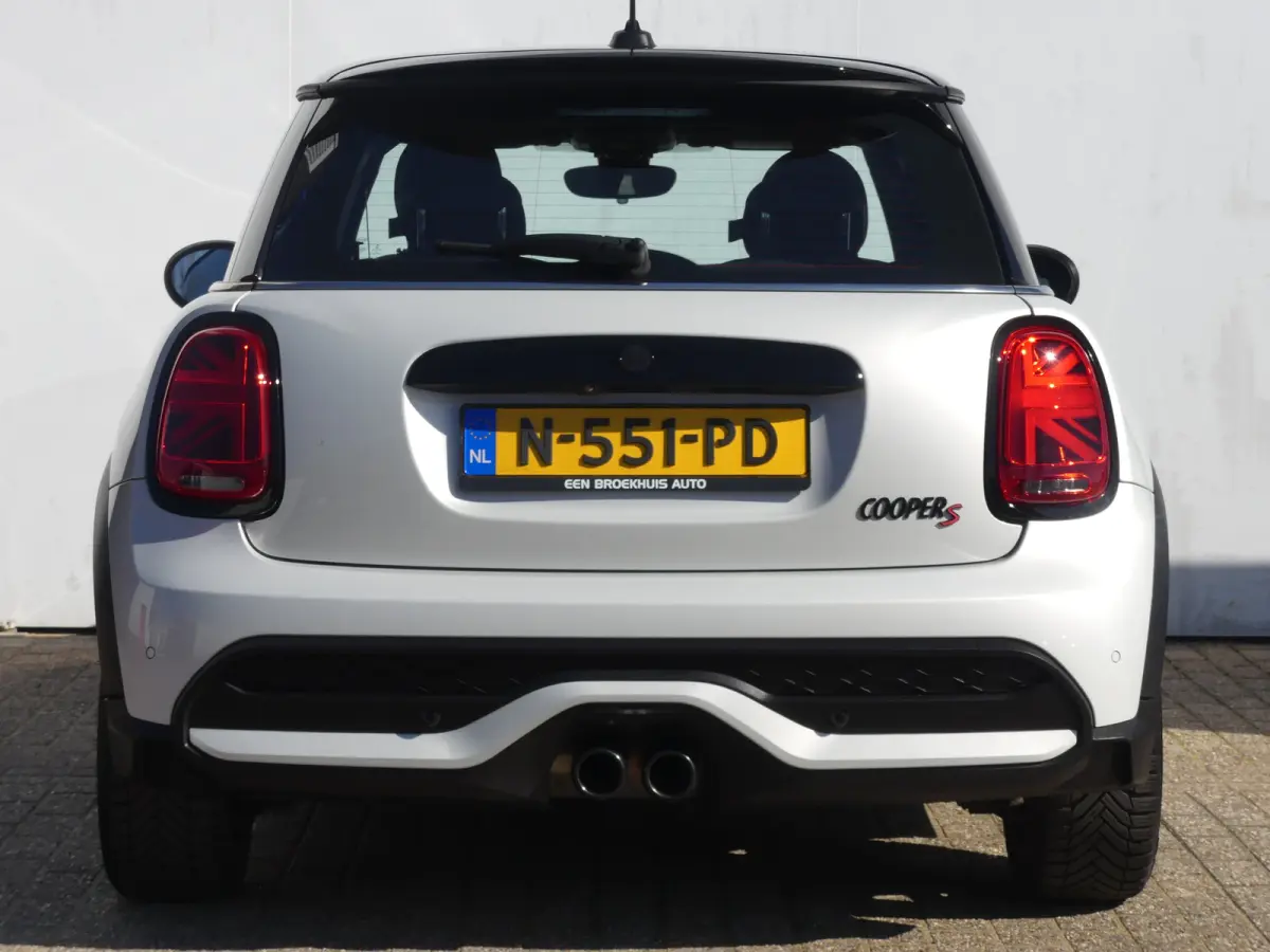 Mini 2.0 S Classic JCW | STOEL+VOORRUITVERWARMING | CAMERA | NAVI | GETINT GLAS | PARKEERSENSOREN | KEYLESS ENTRY/START |