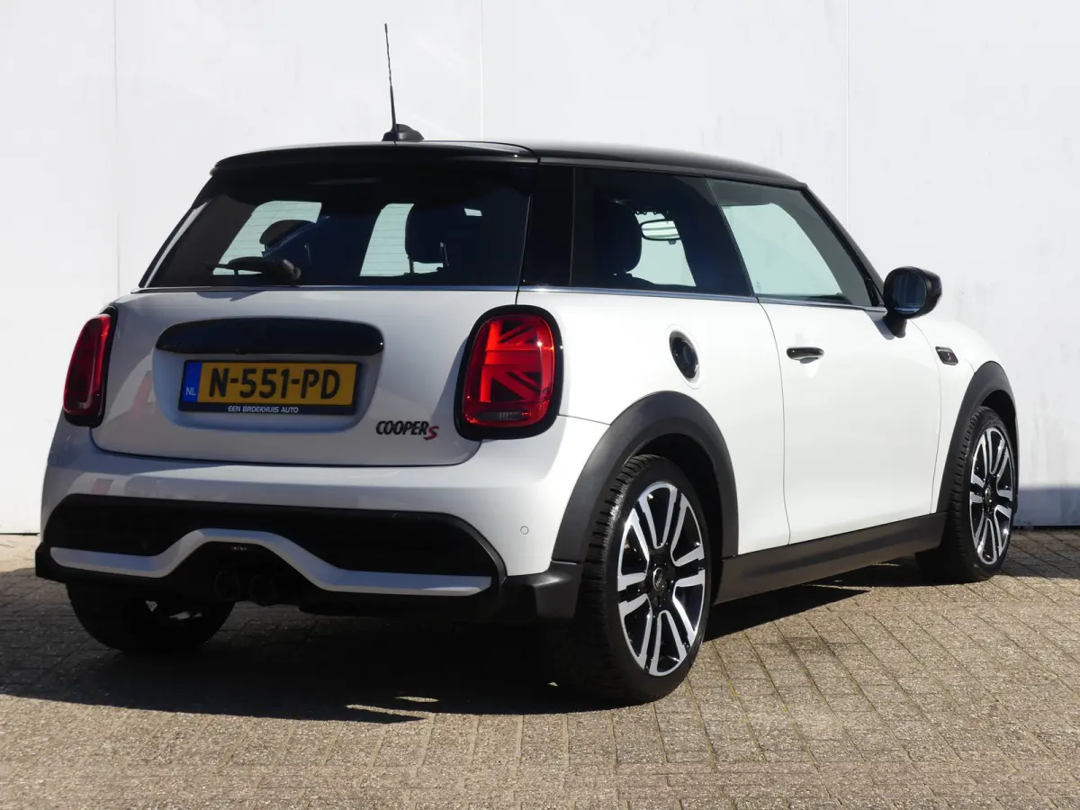 Mini 2.0 S Classic JCW | STOEL+VOORRUITVERWARMING | CAMERA | NAVI | GETINT GLAS | PARKEERSENSOREN | KEYLESS ENTRY/START |