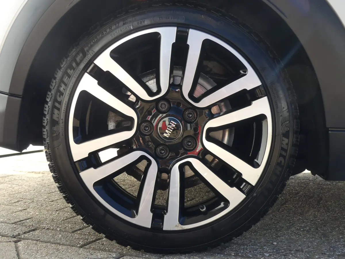 Mini 2.0 S Classic JCW | STOEL+VOORRUITVERWARMING | CAMERA | NAVI | GETINT GLAS | PARKEERSENSOREN | KEYLESS ENTRY/START |