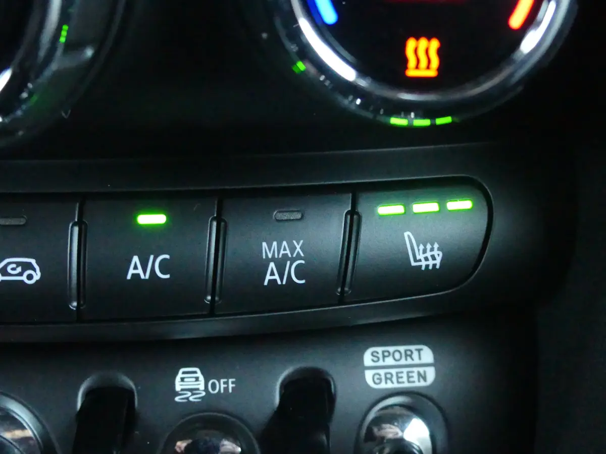 Mini 2.0 S Classic JCW | STOEL+VOORRUITVERWARMING | CAMERA | NAVI | GETINT GLAS | PARKEERSENSOREN | KEYLESS ENTRY/START |