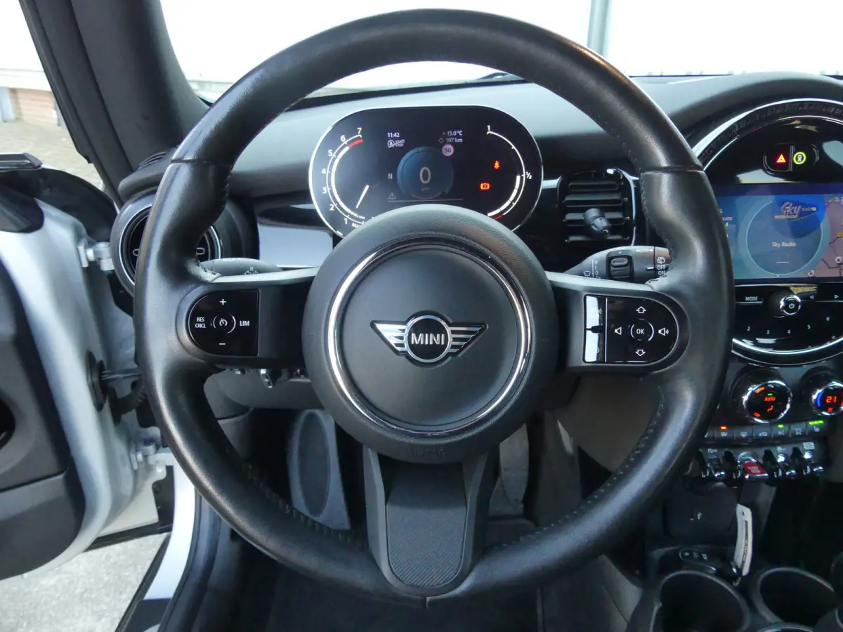 Mini 2.0 S Classic JCW | STOEL+VOORRUITVERWARMING | CAMERA | NAVI | GETINT GLAS | PARKEERSENSOREN | KEYLESS ENTRY/START |