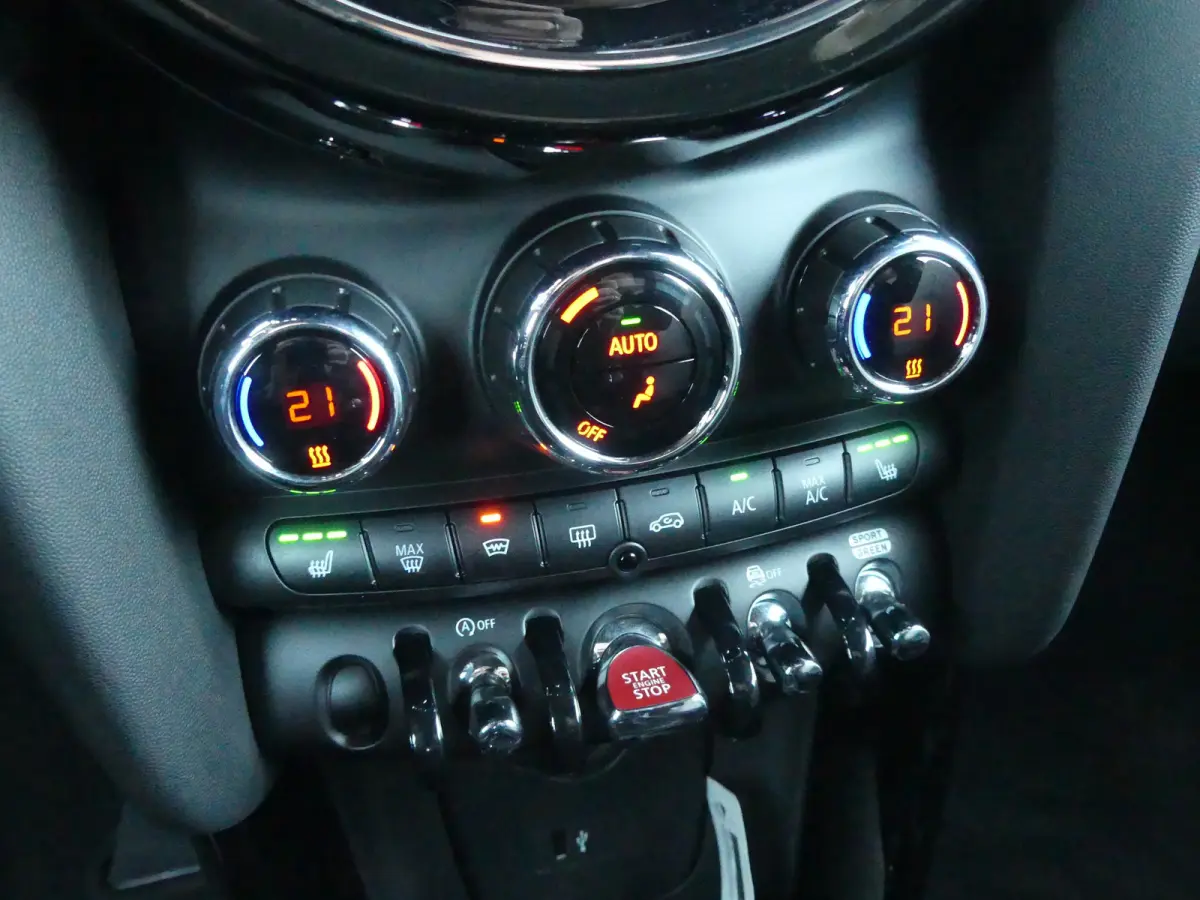 Mini 2.0 S Classic JCW | STOEL+VOORRUITVERWARMING | CAMERA | NAVI | GETINT GLAS | PARKEERSENSOREN | KEYLESS ENTRY/START |