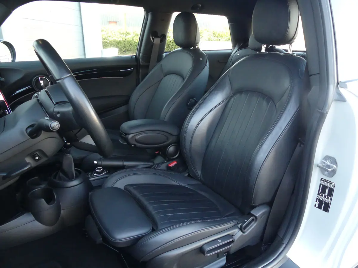 Mini 2.0 S Classic JCW | STOEL+VOORRUITVERWARMING | CAMERA | NAVI | GETINT GLAS | PARKEERSENSOREN | KEYLESS ENTRY/START |