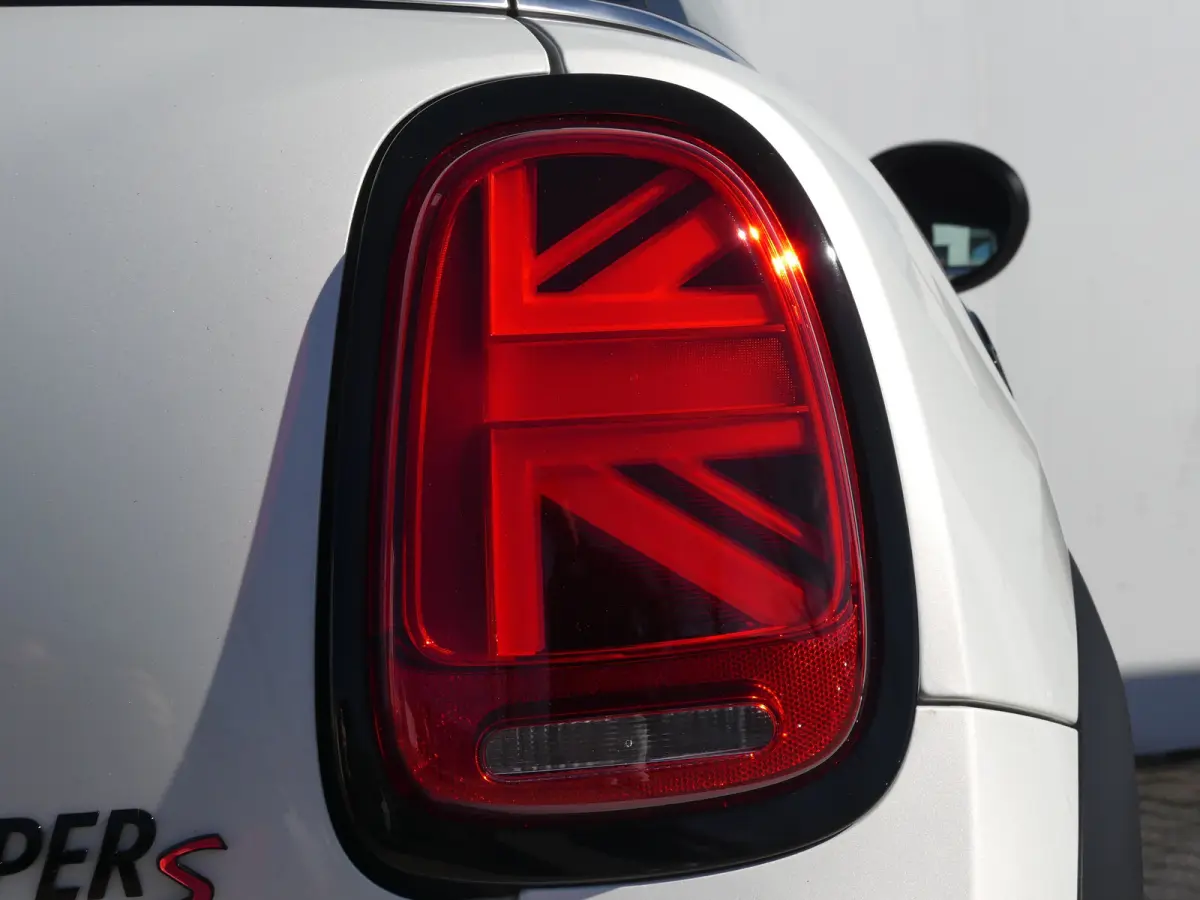 Mini 2.0 S Classic JCW | STOEL+VOORRUITVERWARMING | CAMERA | NAVI | GETINT GLAS | PARKEERSENSOREN | KEYLESS ENTRY/START |
