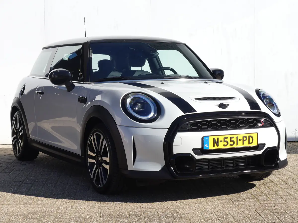Mini 2.0 S Classic JCW | STOEL+VOORRUITVERWARMING | CAMERA | NAVI | GETINT GLAS | PARKEERSENSOREN | KEYLESS ENTRY/START |