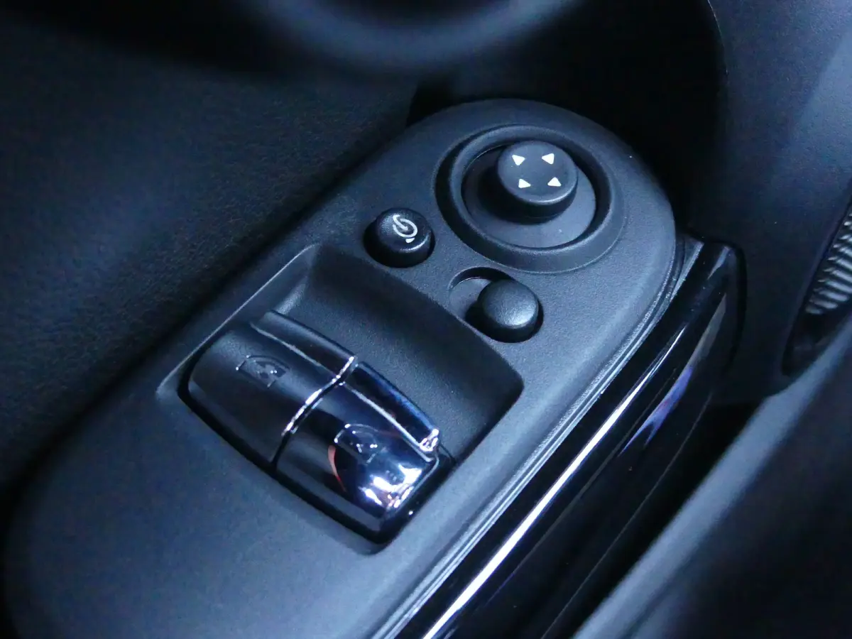 Mini 2.0 S Classic JCW | STOEL+VOORRUITVERWARMING | CAMERA | NAVI | GETINT GLAS | PARKEERSENSOREN | KEYLESS ENTRY/START |