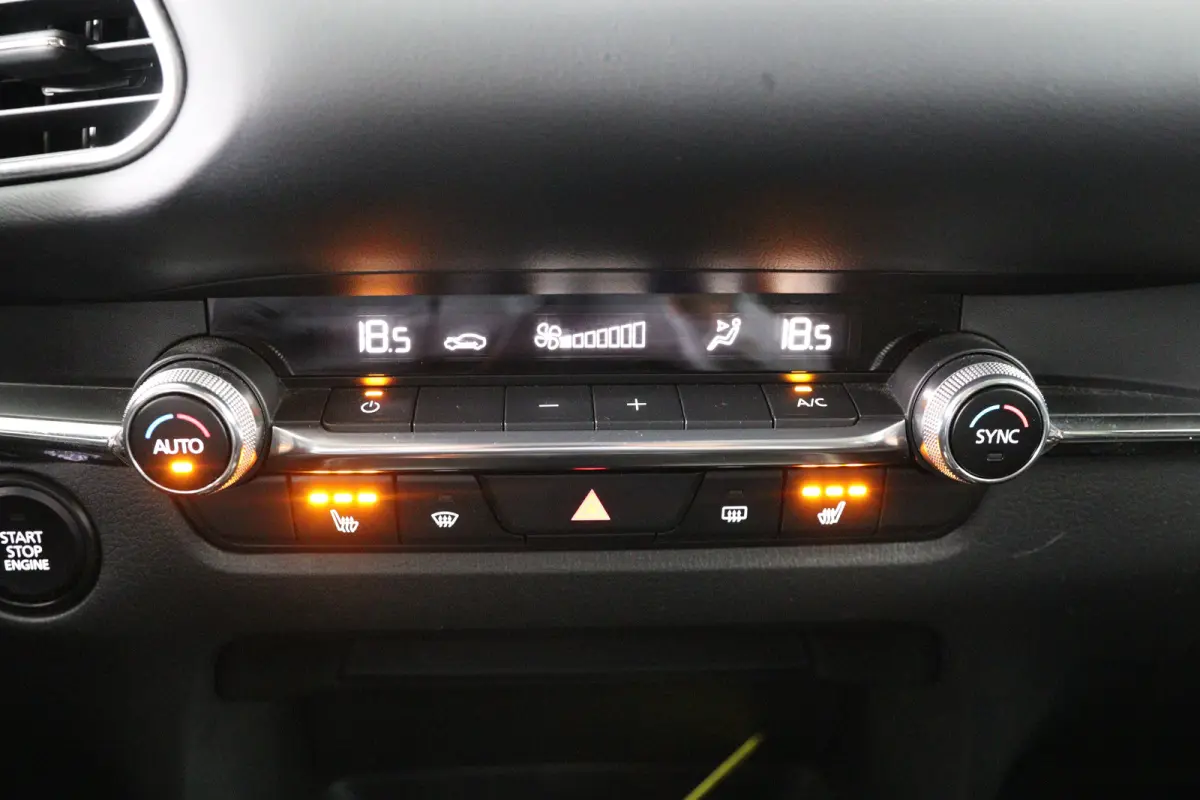 2.0 e-SkyActiv-X M Hybrid Sportive | Dealer Onderhouden! | 1e Eigenaar! | LED | Bose | Trekhaak | Clima | Camera | Stoelverwarming | Cruise Adaptive | Keyless | HUD