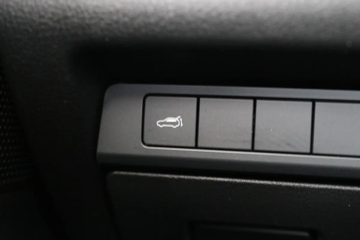 2.0 e-SkyActiv-X M Hybrid Sportive | Dealer Onderhouden! | 1e Eigenaar! | LED | Bose | Trekhaak | Clima | Camera | Stoelverwarming | Cruise Adaptive | Keyless | HUD