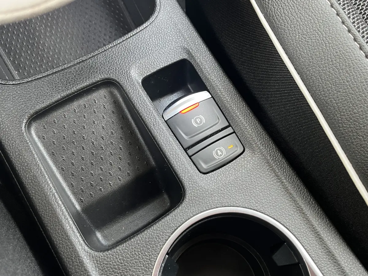1.6 E-Tech Plug-in Hybrid 160 Business | Half leder | Camera | LED verlichting | Cruise controle | 18'' velgen | Parkeersensoren voor en achter | Climate controle | Keyless entry | Navigatie