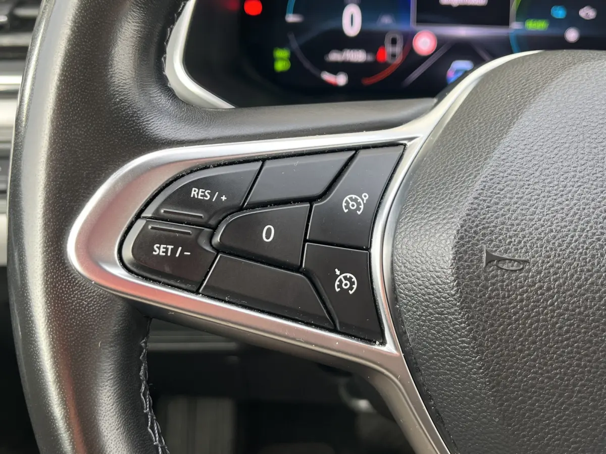 1.6 E-Tech Plug-in Hybrid 160 Business | Half leder | Camera | LED verlichting | Cruise controle | 18'' velgen | Parkeersensoren voor en achter | Climate controle | Keyless entry | Navigatie
