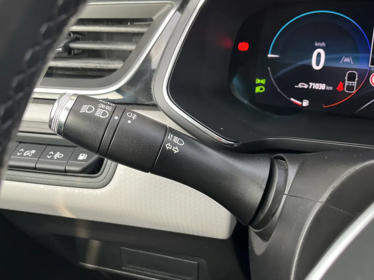 1.6 E-Tech Plug-in Hybrid 160 Business | Half leder | Camera | LED verlichting | Cruise controle | 18'' velgen | Parkeersensoren voor en achter | Climate controle | Keyless entry | Navigatie
