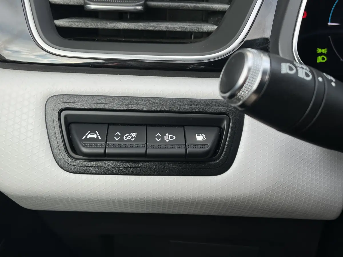 1.6 E-Tech Plug-in Hybrid 160 Business | Half leder | Camera | LED verlichting | Cruise controle | 18'' velgen | Parkeersensoren voor en achter | Climate controle | Keyless entry | Navigatie