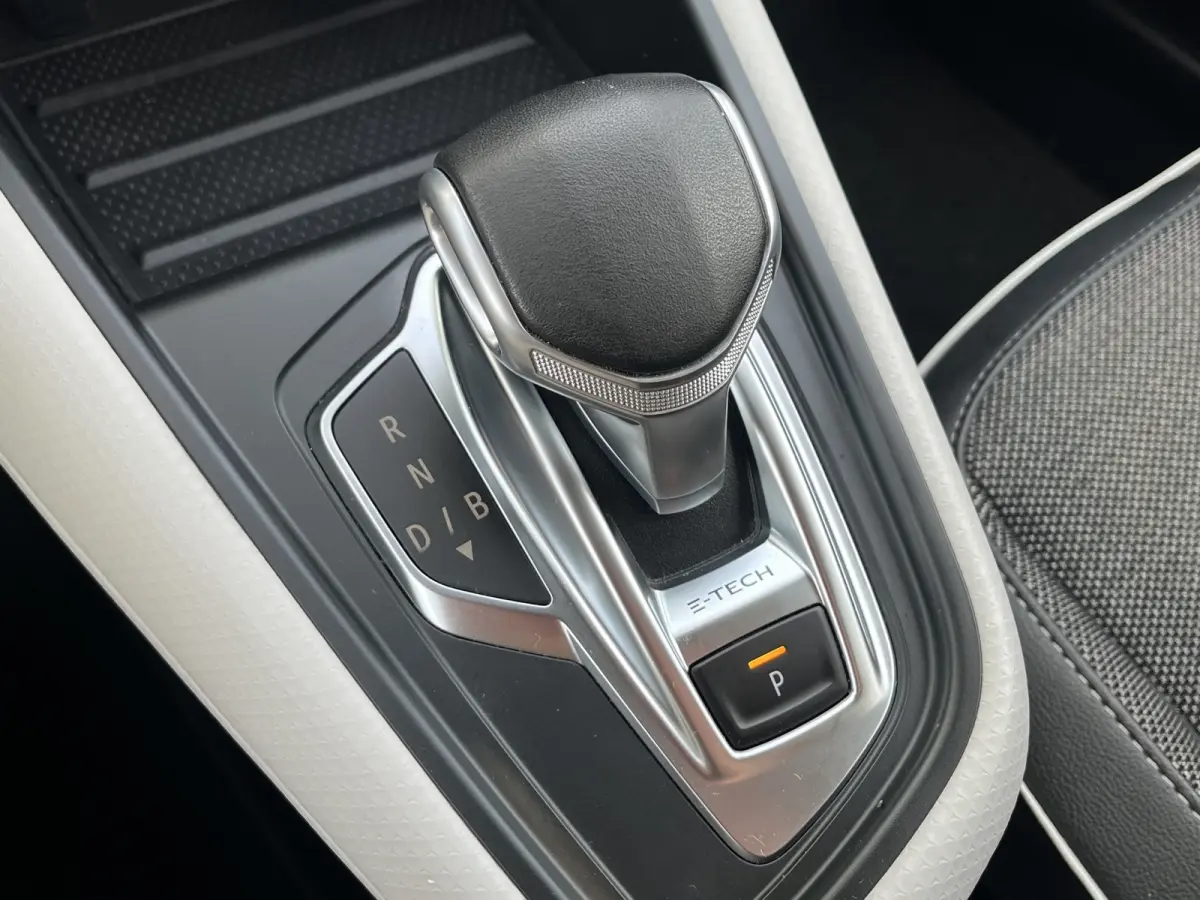 1.6 E-Tech Plug-in Hybrid 160 Business | Half leder | Camera | LED verlichting | Cruise controle | 18'' velgen | Parkeersensoren voor en achter | Climate controle | Keyless entry | Navigatie