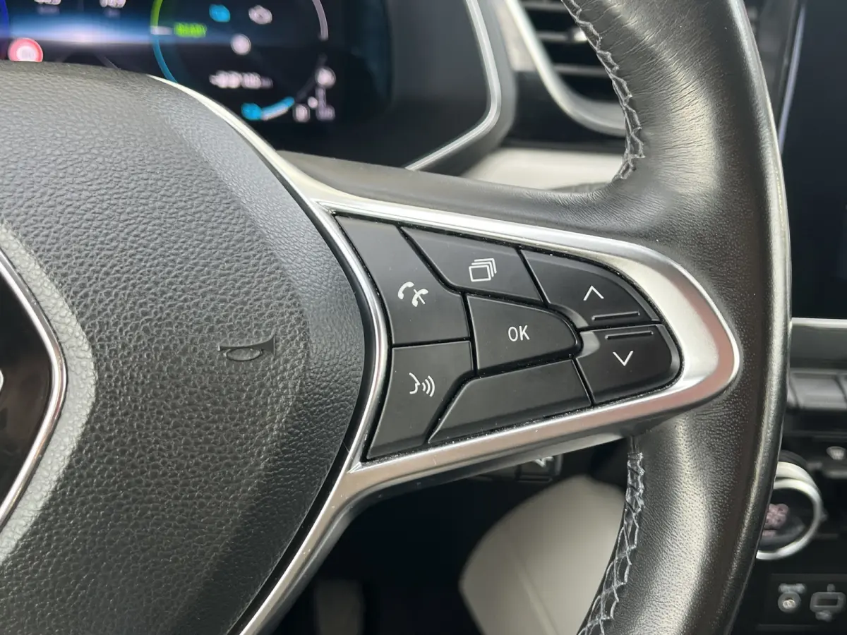 1.6 E-Tech Plug-in Hybrid 160 Business | Half leder | Camera | LED verlichting | Cruise controle | 18'' velgen | Parkeersensoren voor en achter | Climate controle | Keyless entry | Navigatie
