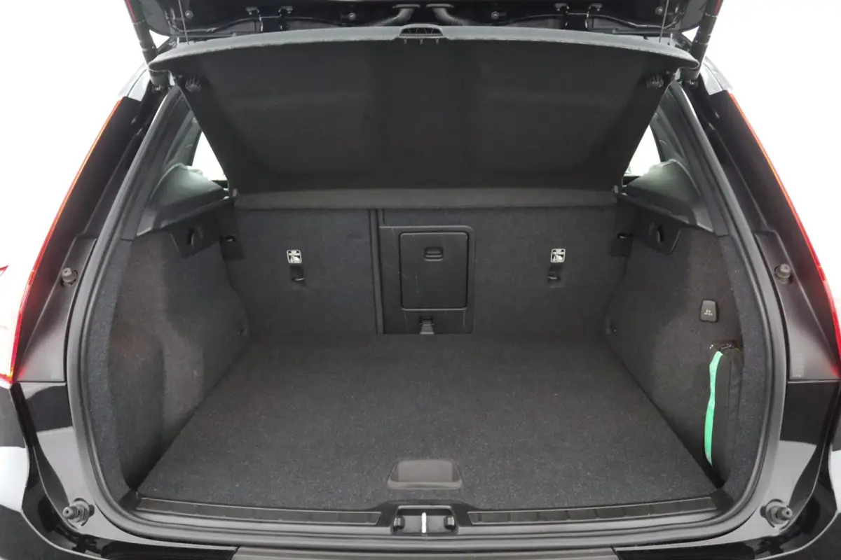 T4 R-Design | Panoramadak | SoH 86% | BLIS | 360 Camera | Adaptive Cruise | Harman/Kardon |