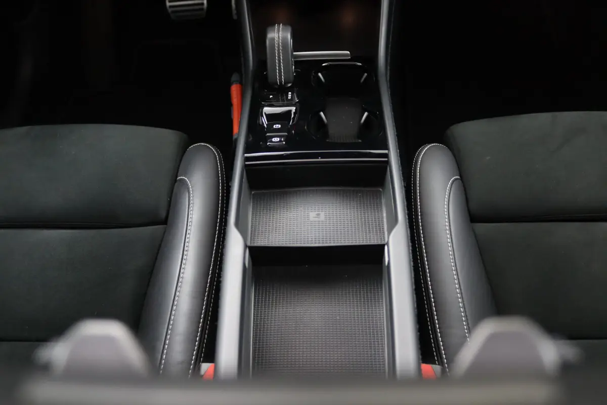 T4 R-Design | Panoramadak | SoH 86% | BLIS | 360 Camera | Adaptive Cruise | Harman/Kardon |